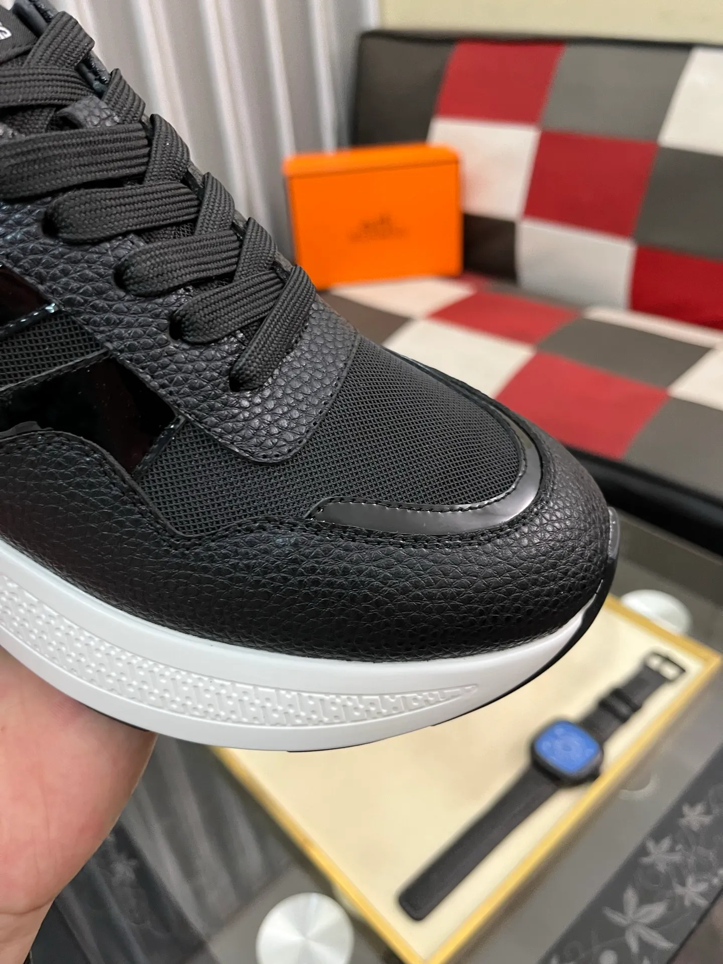 Men's shoes 💰540⌚️⌚️HERMES/Hermès Hugo thick-soled sneakers, casual men's shoes, these sneakers are made of imported first-layer cowhide leather and breathable mesh design. The contrasting color design creates a dynamic and modern shape. The front end of the toe is decorated with natural-color rubber inlays, which is novel and fashionable. The texture is incomparable, with cowhide lining and cowhide foot pads, the upper foot is comfortable and breathable, and the rubber sole is decorated with geometric patterns and iconic "H" details. A very personal one! Size: 38-44